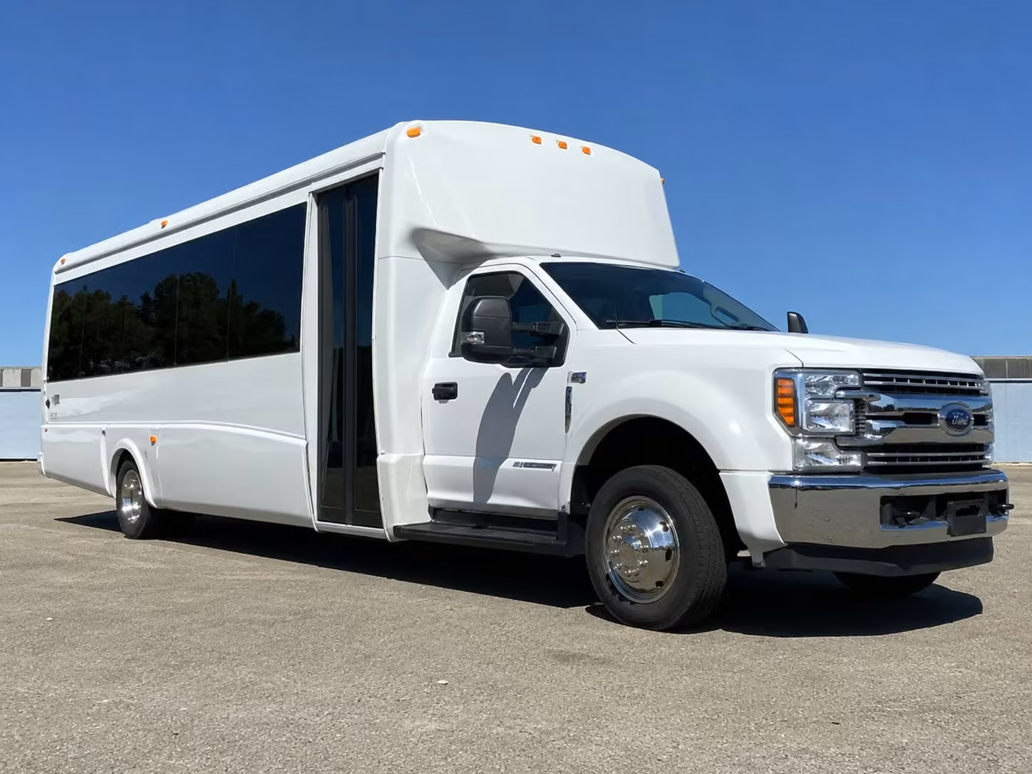 minibus rentals for smaller prom groups in waterford michigan